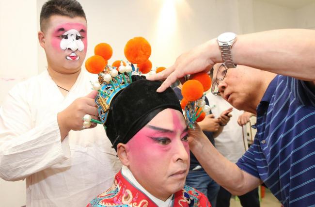 唱戏的妆容-第3张图片-古都长安汉服妆造体验馆