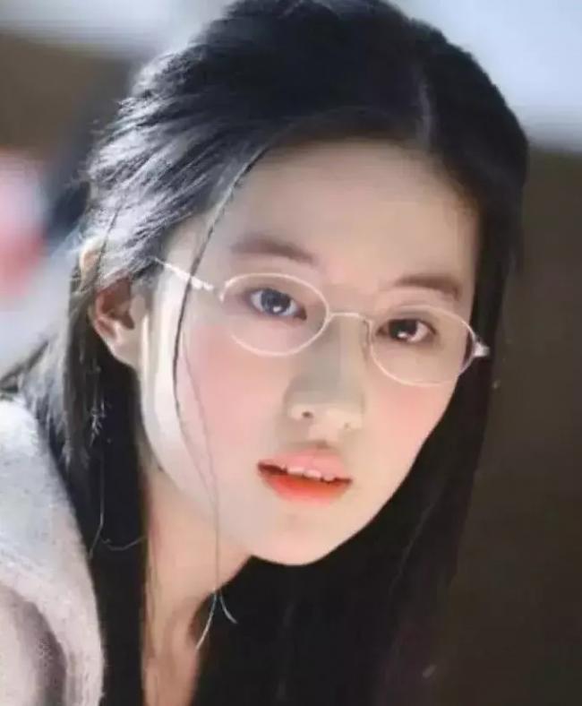 戴眼镜的妆容