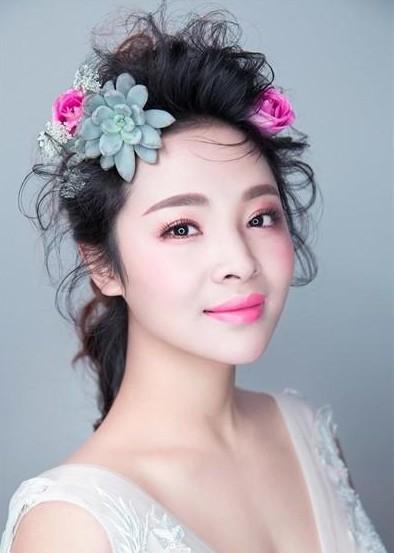 伴娘的妆容-第3张图片-古都长安汉服妆造体验馆