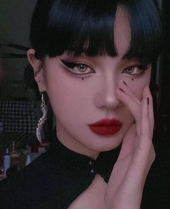 法式妆容特点-第1张图片-古都长安汉服妆造 法式妆容特点-第1张图片-古都长安汉服妆造