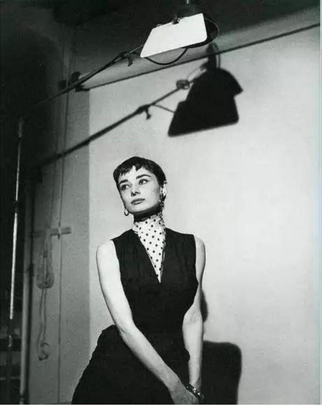 赫本妆容特点-第8张图片-古都长安汉服妆造 赫本妆容特点-第8张图片-古都长安汉服妆造