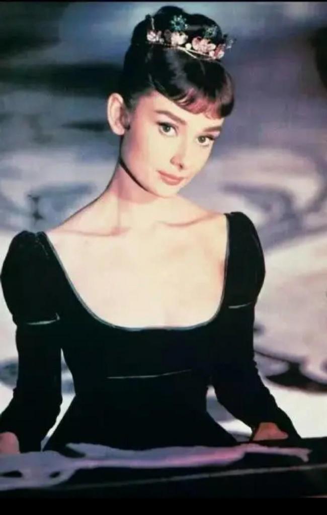 赫本妆容特点-第9张图片-古都长安汉服妆造 赫本妆容特点-第9张图片-古都长安汉服妆造