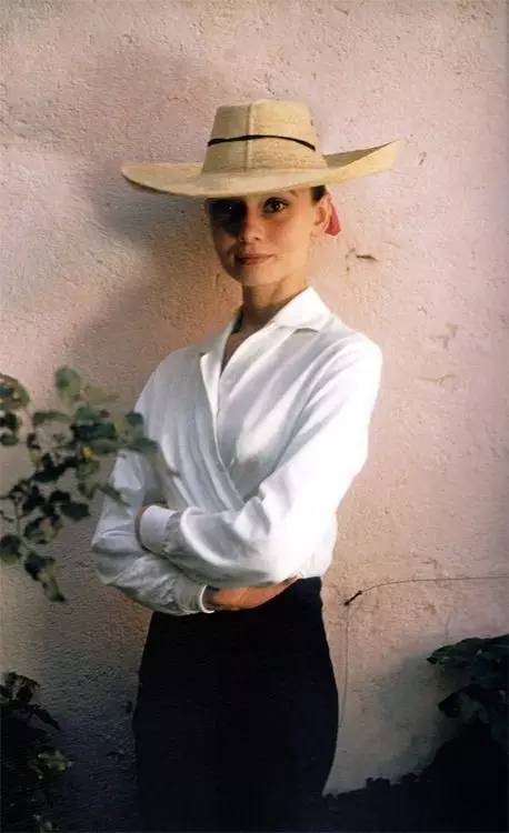 赫本妆容特点-第15张图片-古都长安汉服妆造 赫本妆容特点-第15张图片-古都长安汉服妆造