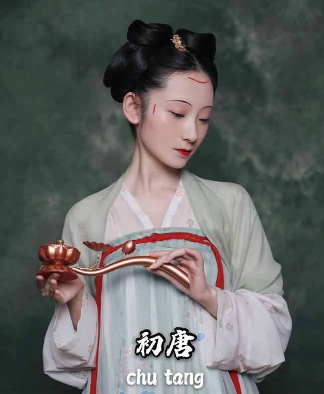 唐朝桃花妆