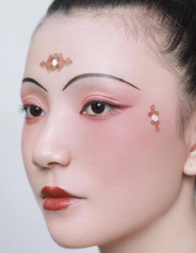 唐朝桃花妆-第6张图片-古都长安汉服妆造体验馆
