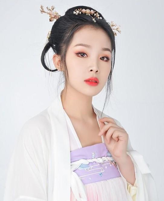 桃花妆怎么画-第8张图片-古都长安汉服妆造体验馆 桃花妆怎么画-第8张图片-古都长安汉服妆造体验馆