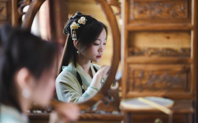 胭脂古法桃花妆-第1张图片-古都长安汉服妆造体验馆