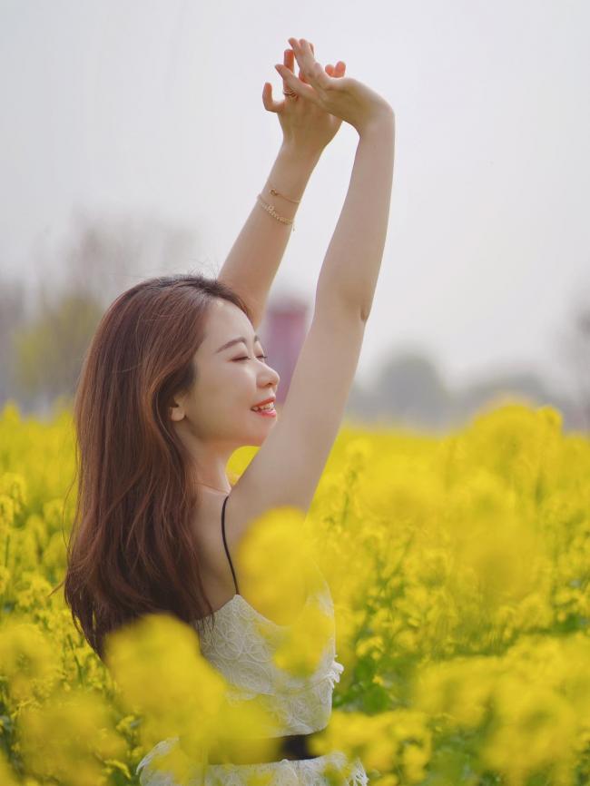 油菜花拍照姿势大全-第7张图片-古都长安汉服妆造