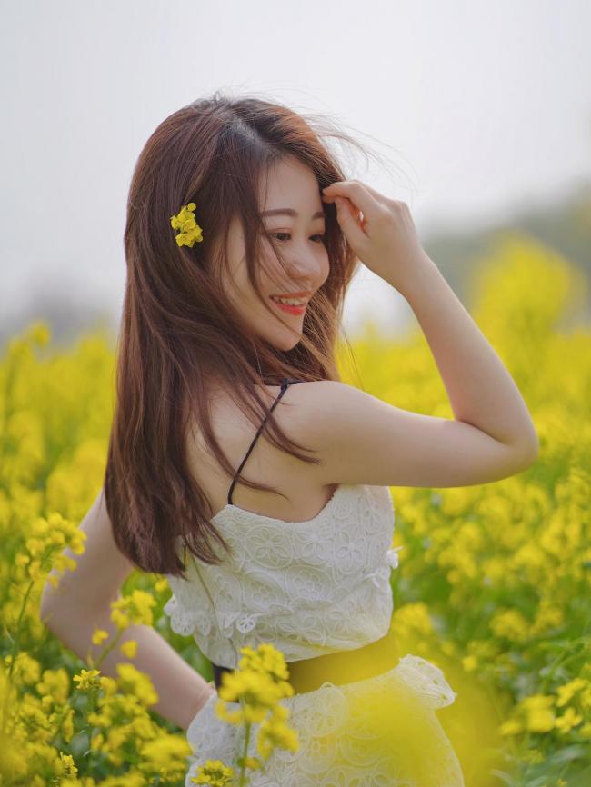 油菜花拍照姿势大全-第8张图片-古都长安汉服妆造