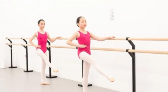 舞蹈生穿得白白的袜子怎么穿-第1张图片-古都长安汉服妆造体验馆 舞蹈生穿得白白的袜子怎么穿-第1张图片-古都长安汉服妆造体验馆