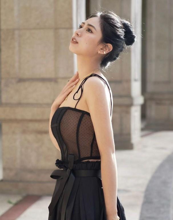 女生简单好看头发扎法