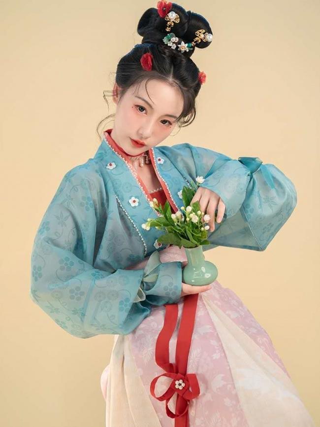 古装头发简单扎法-第13张图片-古都长安汉服妆造体验馆